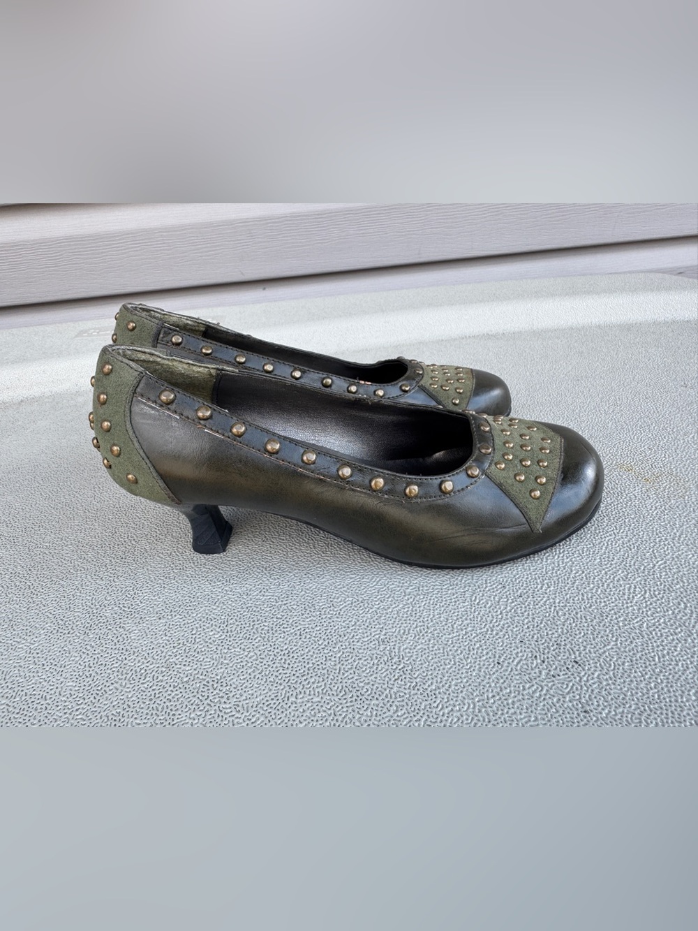 Brian Anderson Studded Olive Green Women’s Dress Pumps size 7